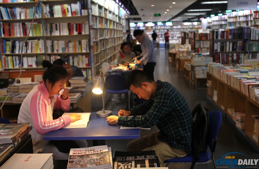 北京三聯(lián)韜奮書店24小時不打烊 愛書人有了深夜書房