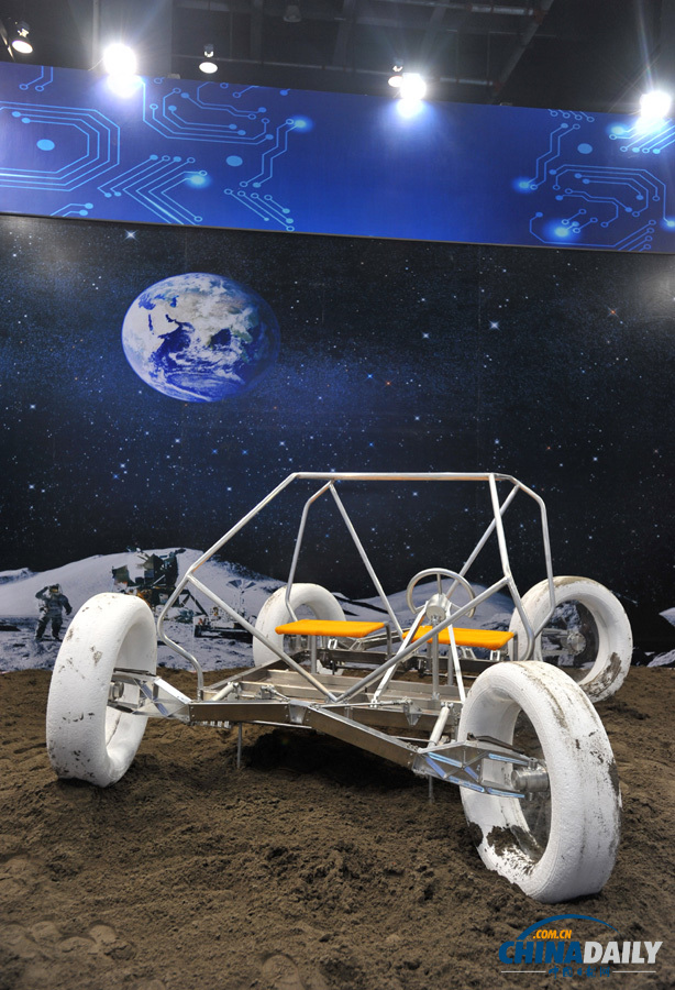 我國載人月球車在重慶首次亮相