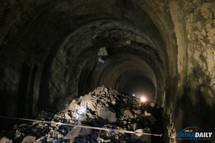 獨龍江公路高黎貢山隧道貫通 當(dāng)?shù)鬲汖堊逋d歌載舞慶祝