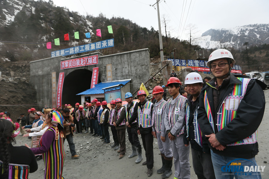 獨(dú)龍江公路高黎貢山隧道貫通 當(dāng)?shù)鬲?dú)龍族同胞載歌載舞慶祝