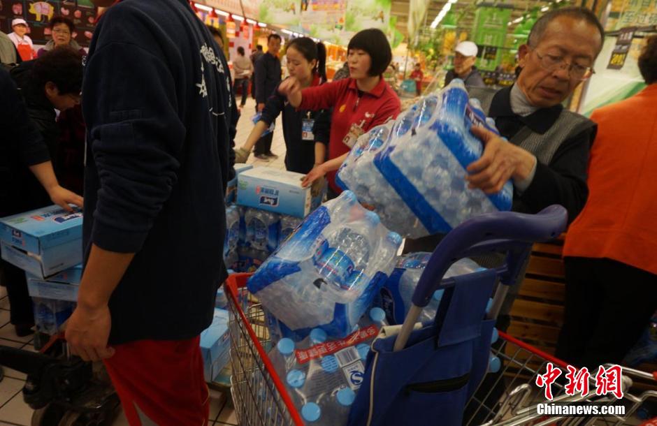 蘭州自來水苯含量超標(biāo) 市民搶購礦泉水