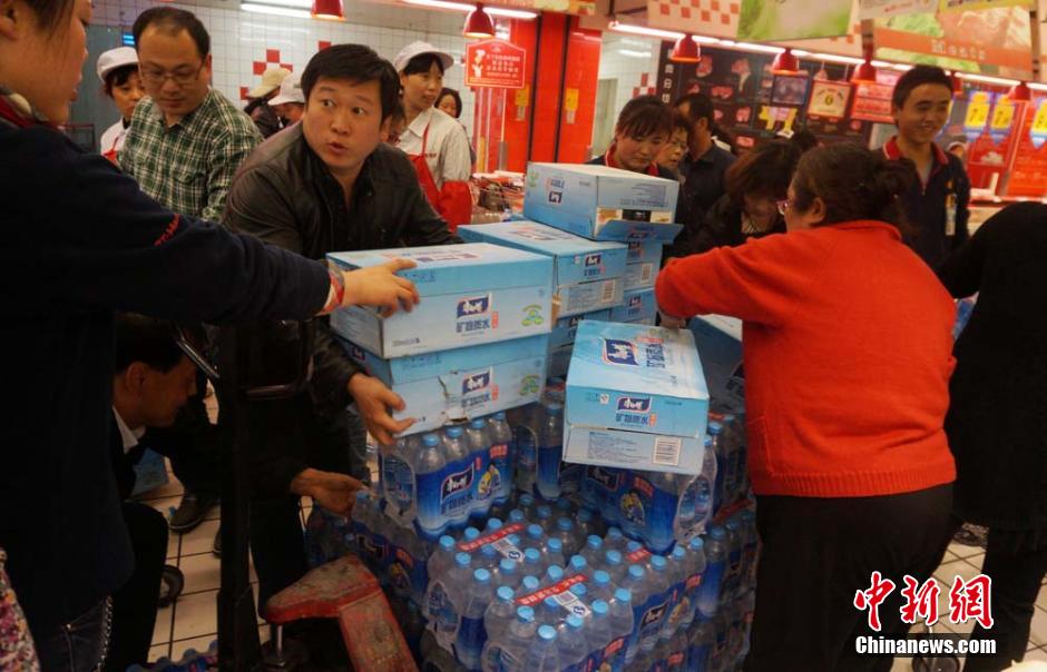 蘭州自來水苯含量超標(biāo) 市民搶購礦泉水