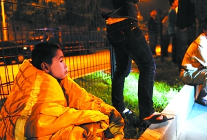 北沙灘橋一建材市場(chǎng)深夜失火 風(fēng)大火急燒光市場(chǎng)