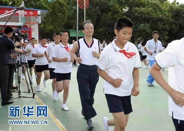 總理和小學(xué)生一起上體育課