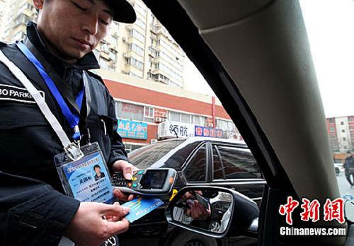 北京停車各方博弈:正規(guī)車場車輛銳減 黑車場日子滋潤