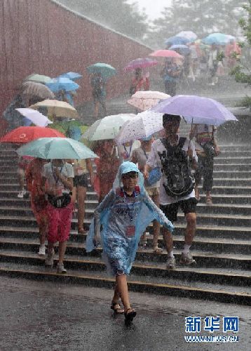 暴雨肆虐首都機(jī)場(chǎng)航班受阻