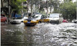 北京降暴雨部分地區(qū)地面塌陷 共測雷擊八千多次