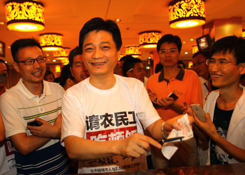 崔永元請7·21暴雨救人農(nóng)民工吃飯