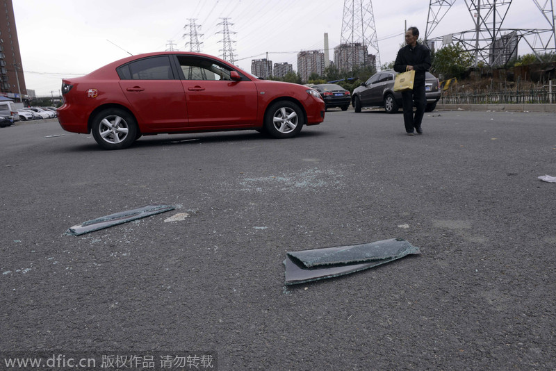 北京立水橋數(shù)十輛車被砸車窗 車內(nèi)物品丟失