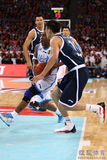 老馬32+8力壓阿聯29+11 北京揭幕戰(zhàn)14分勝廣東
