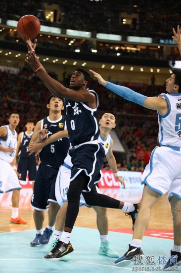 老馬32+8力壓阿聯(lián)29+11 北京揭幕戰(zhàn)14分勝?gòu)V東