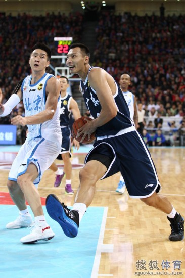 老馬32+8力壓阿聯(lián)29+11 北京揭幕戰(zhàn)14分勝?gòu)V東