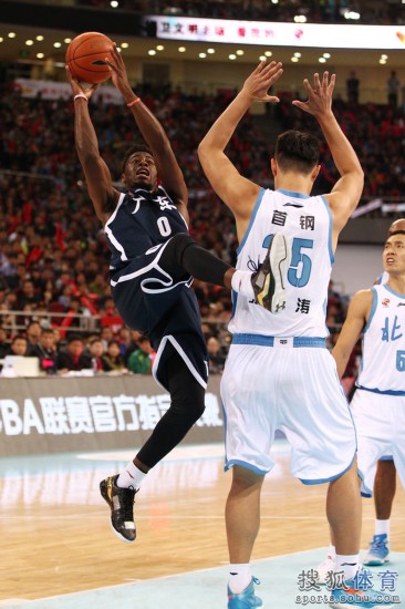 老馬32+8力壓阿聯(lián)29+11 北京揭幕戰(zhàn)14分勝廣東