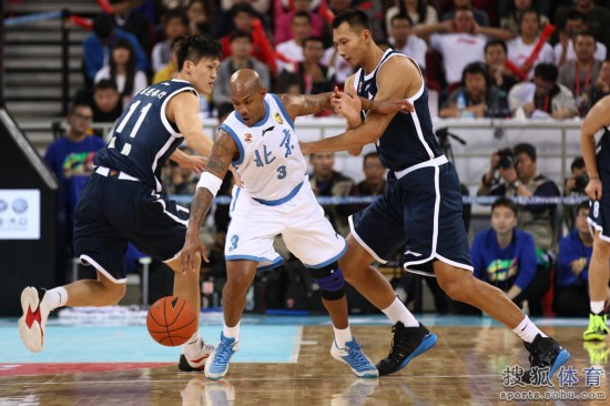 老馬32+8力壓阿聯(lián)29+11 北京揭幕戰(zhàn)14分勝?gòu)V東