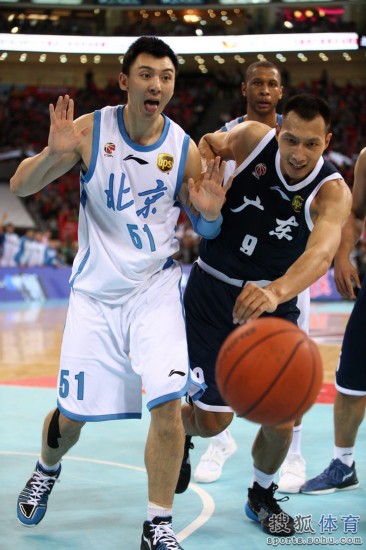 老馬32+8力壓阿聯29+11 北京揭幕戰(zhàn)14分勝廣東
