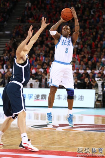 老馬32+8力壓阿聯(lián)29+11 北京揭幕戰(zhàn)14分勝廣東