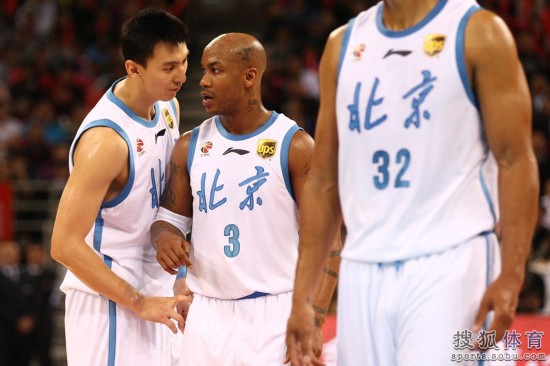 老馬32+8力壓阿聯(lián)29+11 北京揭幕戰(zhàn)14分勝廣東