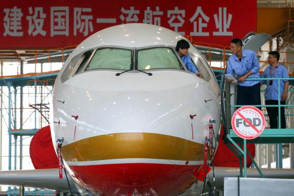中國首款噴氣客機(jī)拿到航線牌照 民航局長親自試乘