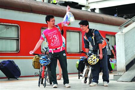 鐵路部門：今起坐火車不準(zhǔn)攜帶自行車
