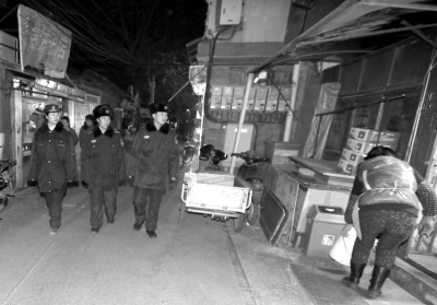 北京東城城管取締非法胡同市場(chǎng) 市民：買(mǎi)菜不便