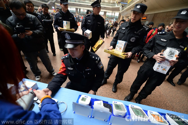 北京鐵警向一線民警發(fā)放醫(yī)療器材 啟動專項行動保障春運