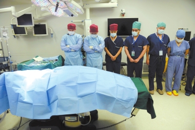 亡童捐贈(zèng)器官醫(yī)護(hù)集體默哀