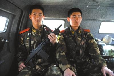 北京執(zhí)勤武警頂盔摜甲25斤 每天值守13小時(shí)