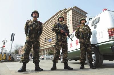 北京執(zhí)勤武警頂盔摜甲25斤 每天值守13小時(shí)