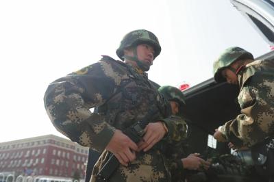 北京執(zhí)勤武警頂盔摜甲25斤 每天值守13小時(shí)