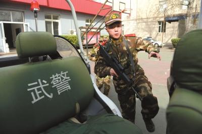 北京執(zhí)勤武警頂盔摜甲25斤 每天值守13小時(shí)