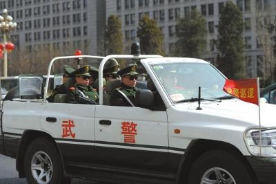 北京執(zhí)勤武警頂盔摜甲25斤 每天值守13小時(shí)
