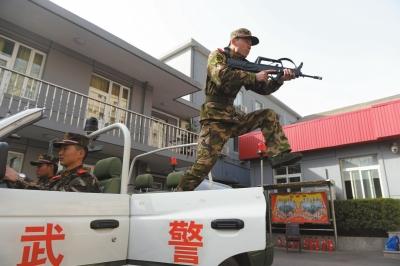 北京執(zhí)勤武警頂盔摜甲25斤 每天值守13小時(shí)