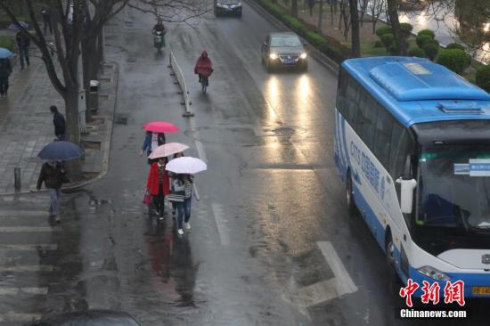 北京迎來今年首場春雨 致道路嚴(yán)重?fù)矶?/></p>

<p>　　3月31日，三月最后一天，北京迎來首場春雨。細(xì)雨濛濛，淅淅瀝瀝，把盛開的春花萬物的滋潤。 中新社發(fā) 劉憲國 攝 CNSPHOTO</p>

<p align=