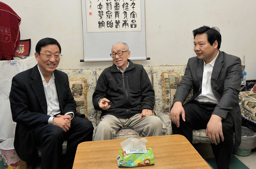 楊學(xué)義書記、陳雨露校長(zhǎng)親切看望老教授