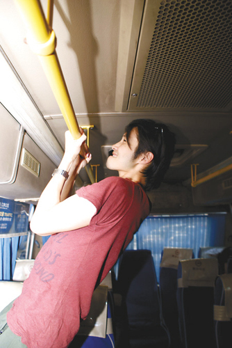 公交上鍛煉身體 “公交健身哥”危險(xiǎn)喲！