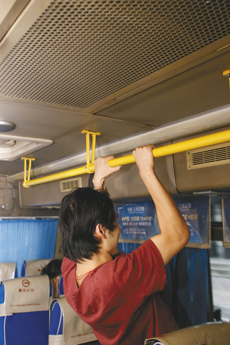 公交上鍛煉身體 “公交健身哥”危險(xiǎn)喲！