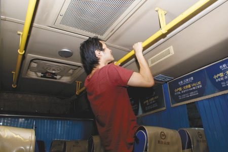 公交上鍛煉身體 “公交健身哥”危險(xiǎn)喲！