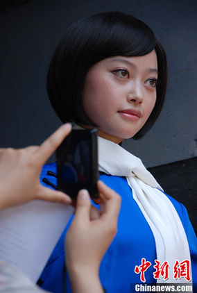 重慶28名女大學(xué)生扮“江姐”參觀(guān)渣滓洞