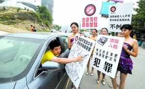 重慶美女上街?jǐn)r車(chē)勸導(dǎo)司機(jī)勿酒駕引爭(zhēng)議 被指作秀
