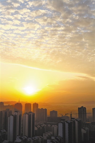 “剛蘇醒的重慶，天空好美”