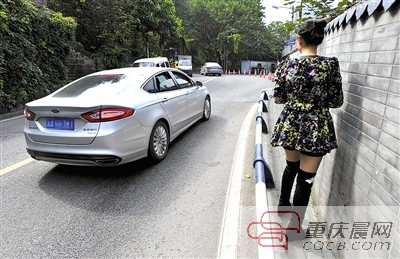重慶渝中區(qū)驚現(xiàn)最窄人行道 34厘米寬只能挨路沿慢慢蹭