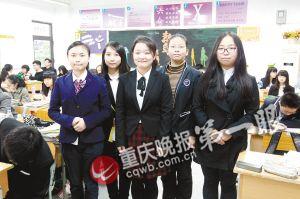 重慶一學(xué)校某班設(shè)正裝日 女生穿黑絲高跟鞋上課