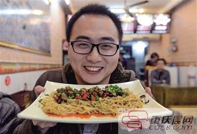 人大畢業(yè)年薪40萬 重慶小伙北京辭職回渝學做小面！
