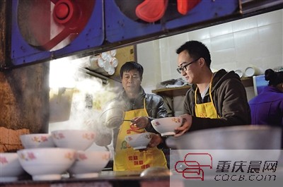 人大畢業(yè)年薪40萬 重慶小伙北京辭職回渝學做小面！