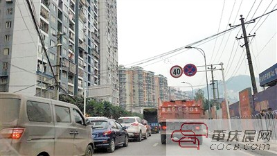 重慶多地現(xiàn)懸空電纜存隱患 小孩