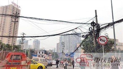 重慶多地現(xiàn)懸空電纜存隱患 小孩
