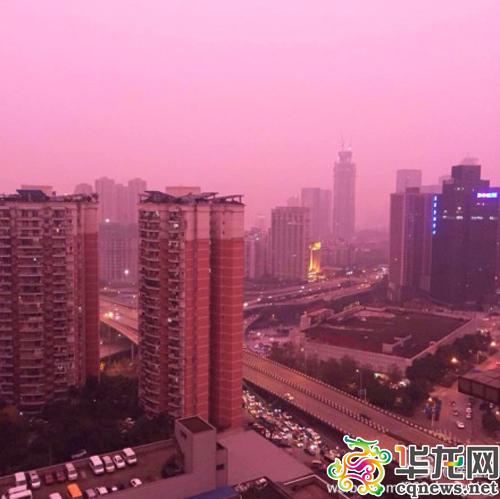 昨日傍晚，粉紅色的天空籠罩重慶主城，仿佛天空也在談一場(chǎng)戀愛(ài)。網(wǎng)友供圖