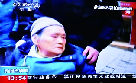 重慶警察“靠背哥”上央視新聞 60萬網(wǎng)友點贊好民警