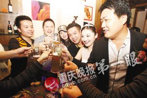 兩個(gè)80后房地產(chǎn)高管結(jié)婚 婚宴無飯無菜只有酒