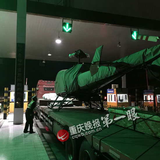 “任性”直升機“開”上高速 結(jié)果在收費站被卡住
